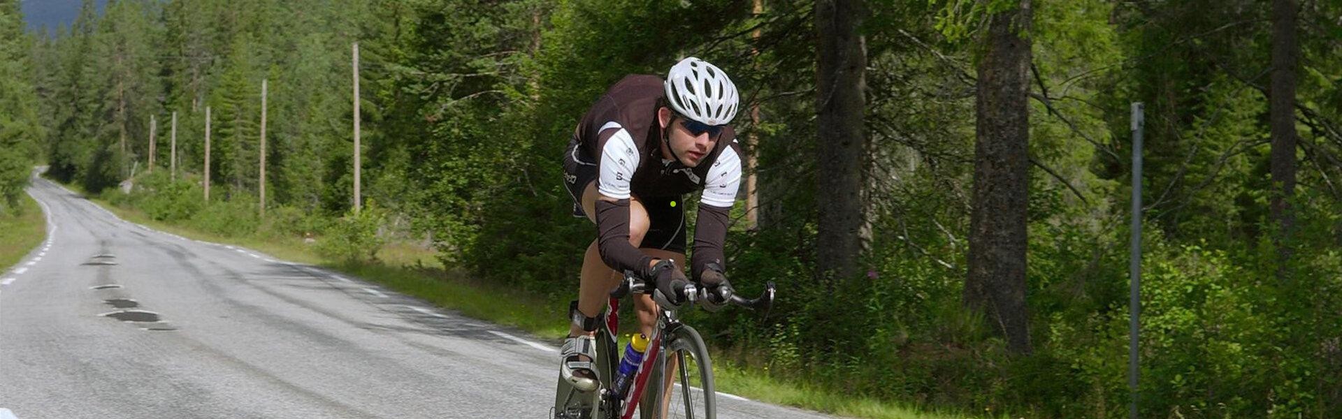 AYX SPORTS：阿森纳传奇巨星齐聚，北伦敦德比赛前巨幅Tifo震撼全场