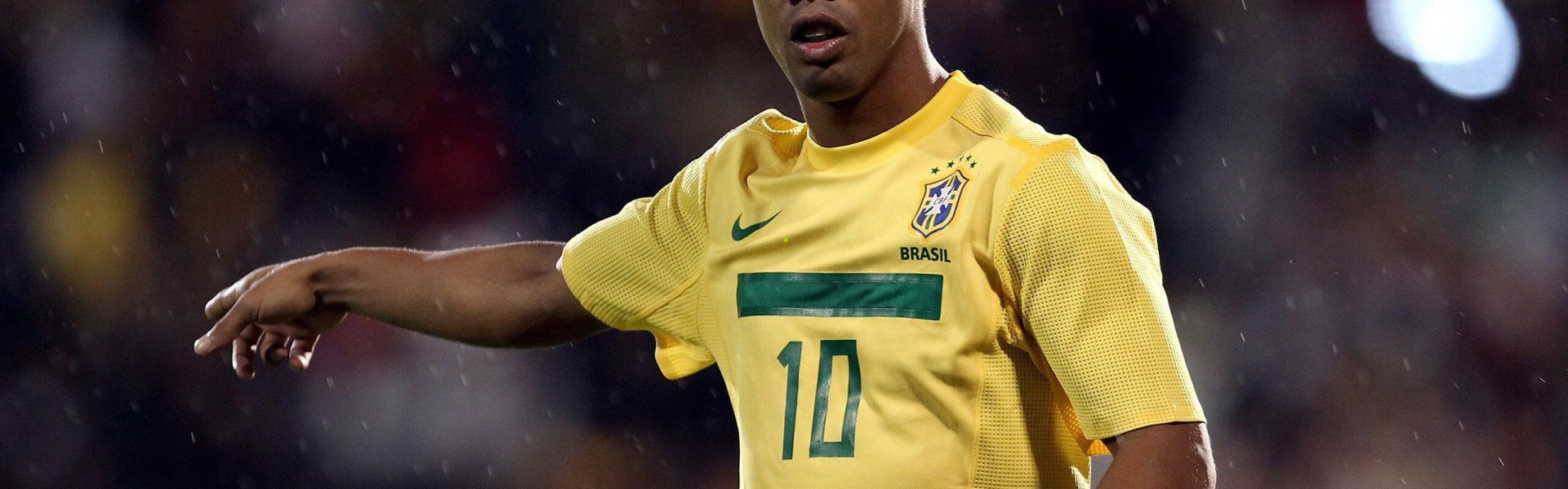 爱游戏官方网站：2025年梅西对决，组图记录足球传奇时刻