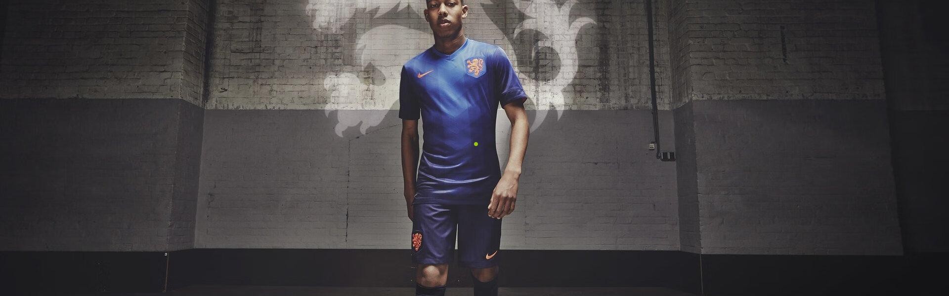 爱游戏下载爱游戏-安菲尔德惨案！利物浦1-4遭埃因霍温血洗，范戴克手球染红引爆欧冠争议