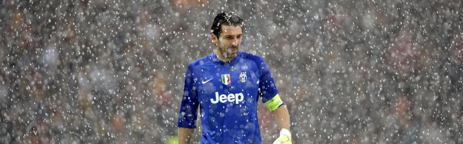 ayx_梅西家庭训练瞬间，幼子灵巧穿裆球王父亲展现足球传承