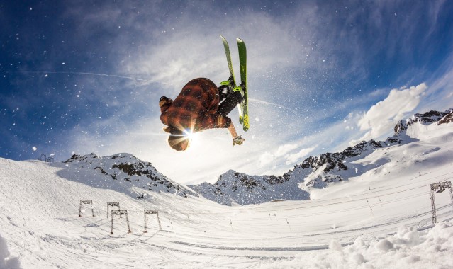 AYX SPORTS_德天空独家曝料，英超众豪门争抢法兰克福核心詹-乌尊，标价高达8000万欧元