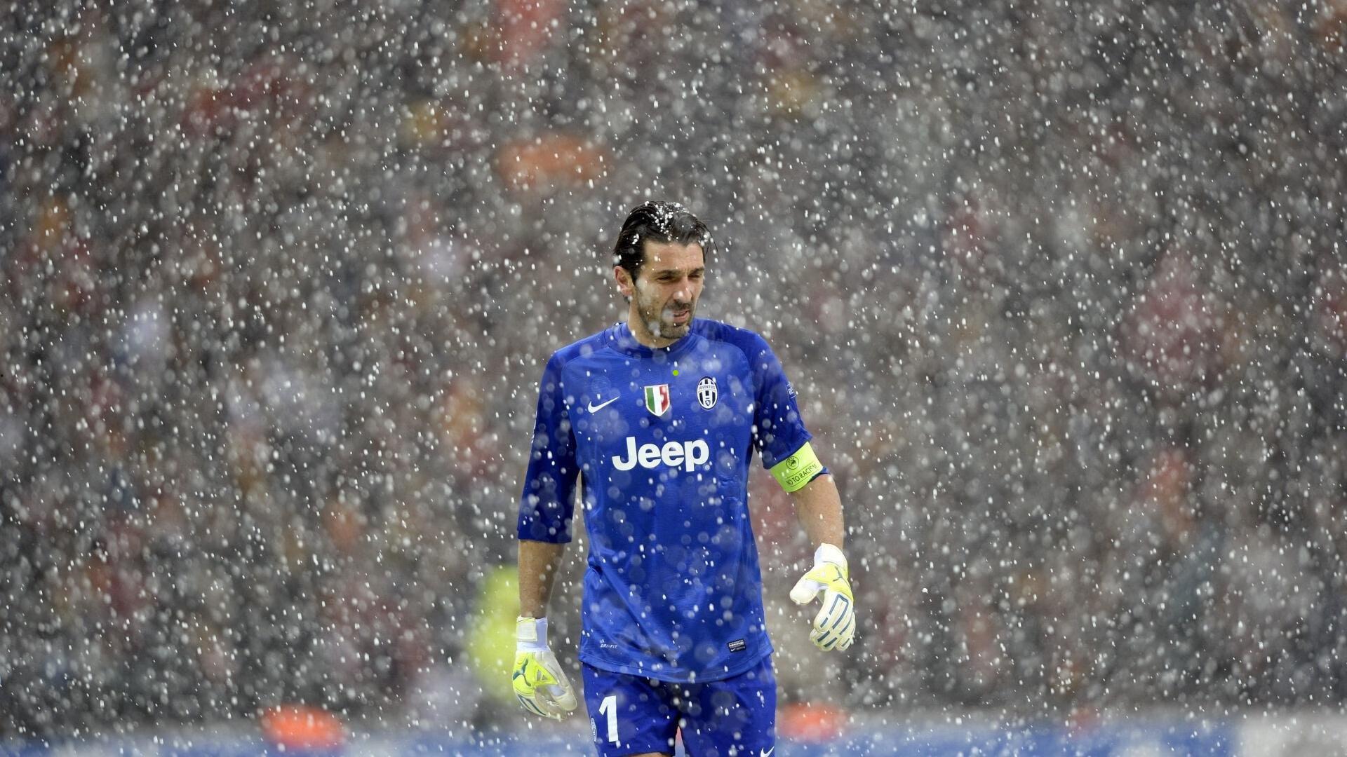 比利时足球俱乐部推行安全新规 青少年守门员必须佩戴防护头盔预防脑震荡